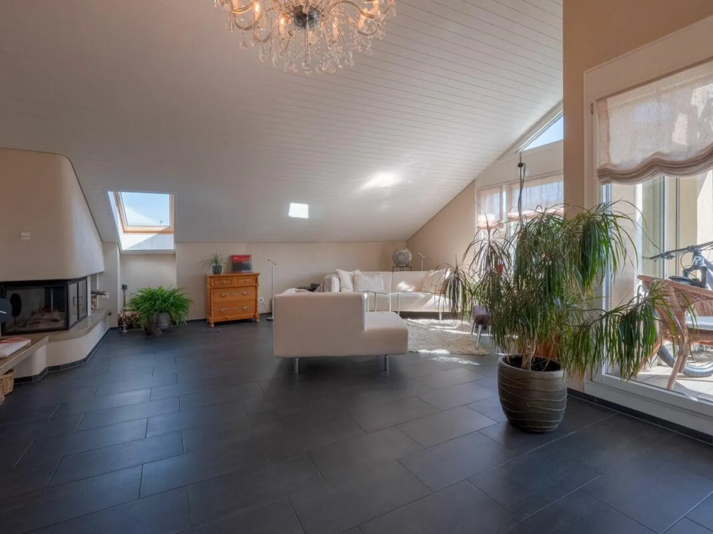 Spacious 4.5 Room Penthouse with 2 Parking Spaces in a Central Location - Photo 4 of 13