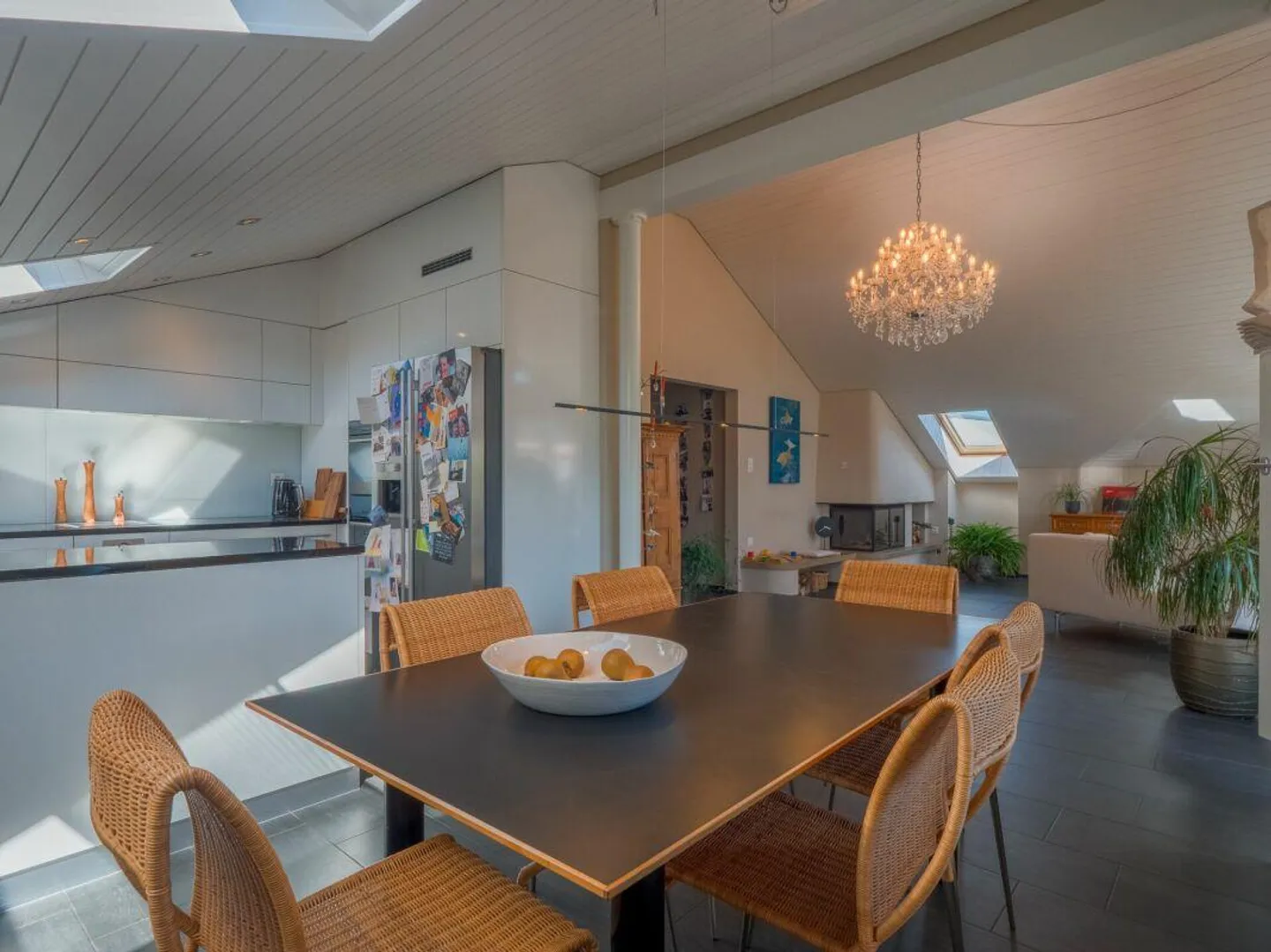 Spacious 4.5 Room Penthouse with 2 Parking Spaces in a Central Location - Photo 5 of 13