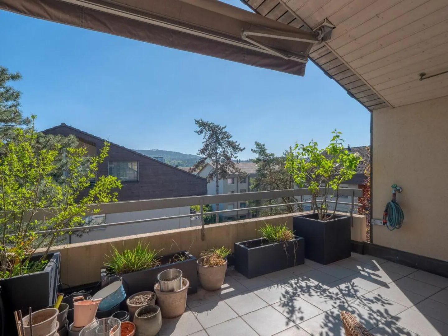 Spacious 4.5 Room Penthouse with 2 Parking Spaces in a Central Location - Photo 6 of 13