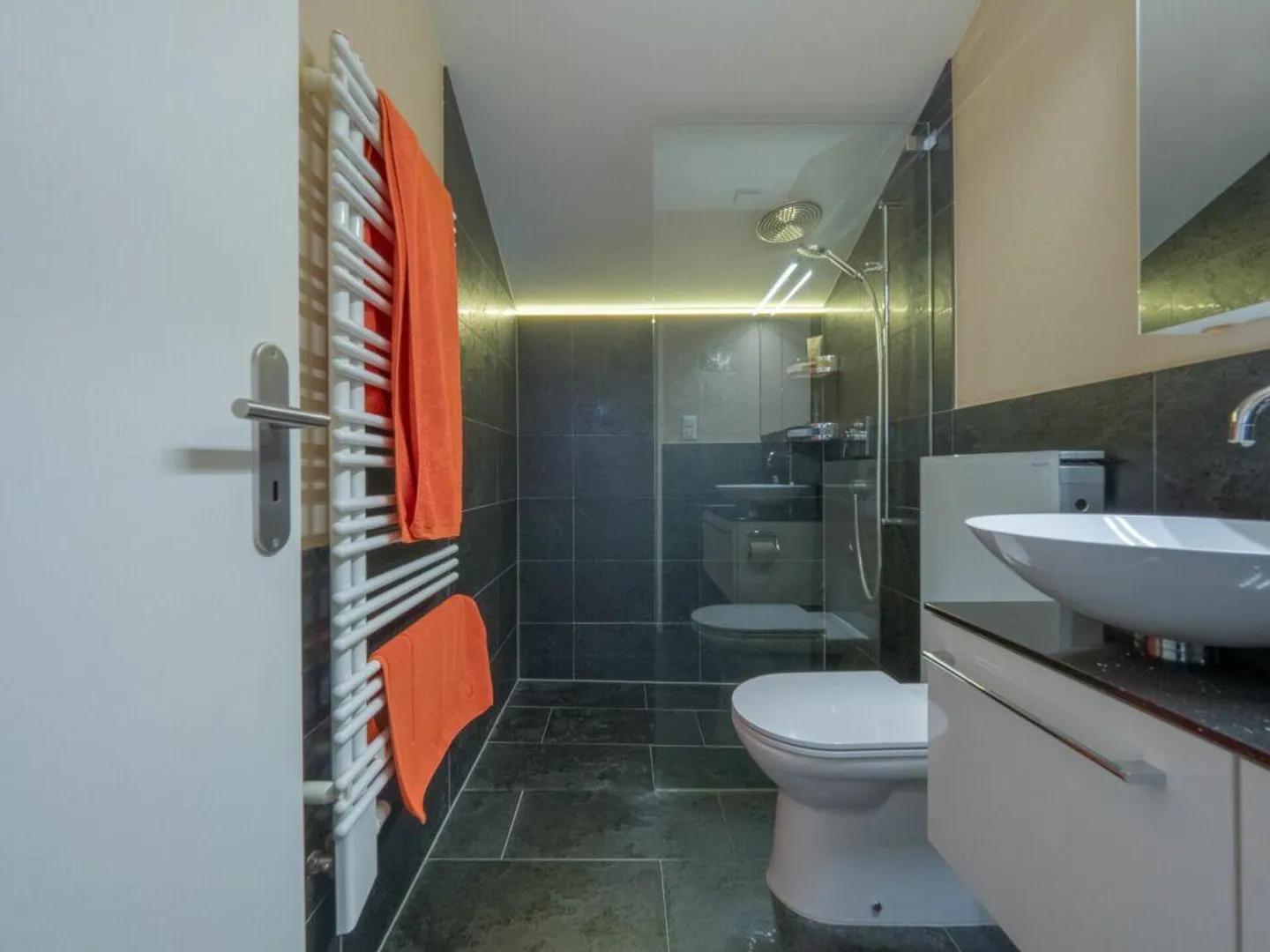 Spacious 4.5 Room Penthouse with 2 Parking Spaces in a Central Location - Photo 7 of 13