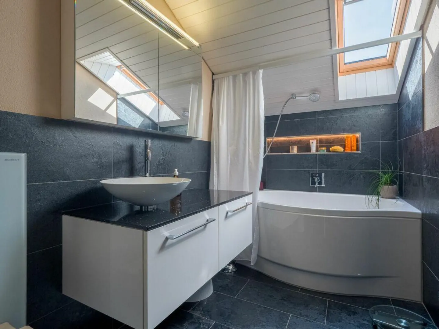 Spacious 4.5 Room Penthouse with 2 Parking Spaces in a Central Location - Photo 8 of 13