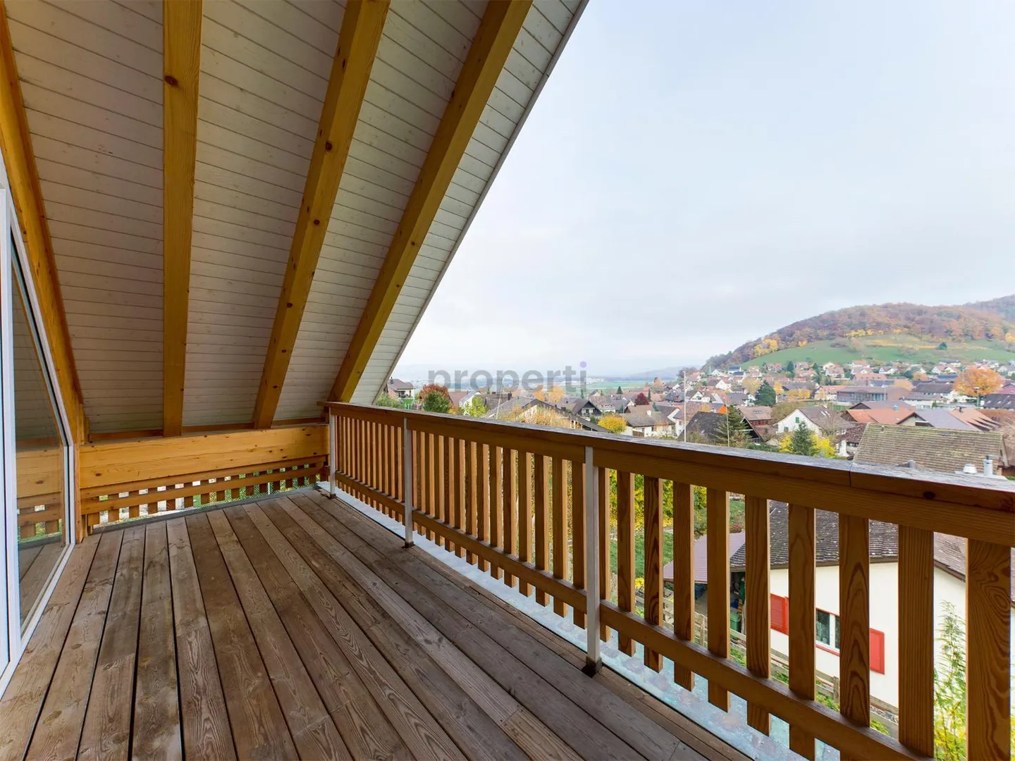Light-Filled Dream Home in Weiach: Stylish 3.5-Room Attic Apartment with High Ceilings and Great Views - Photo 10 of 13