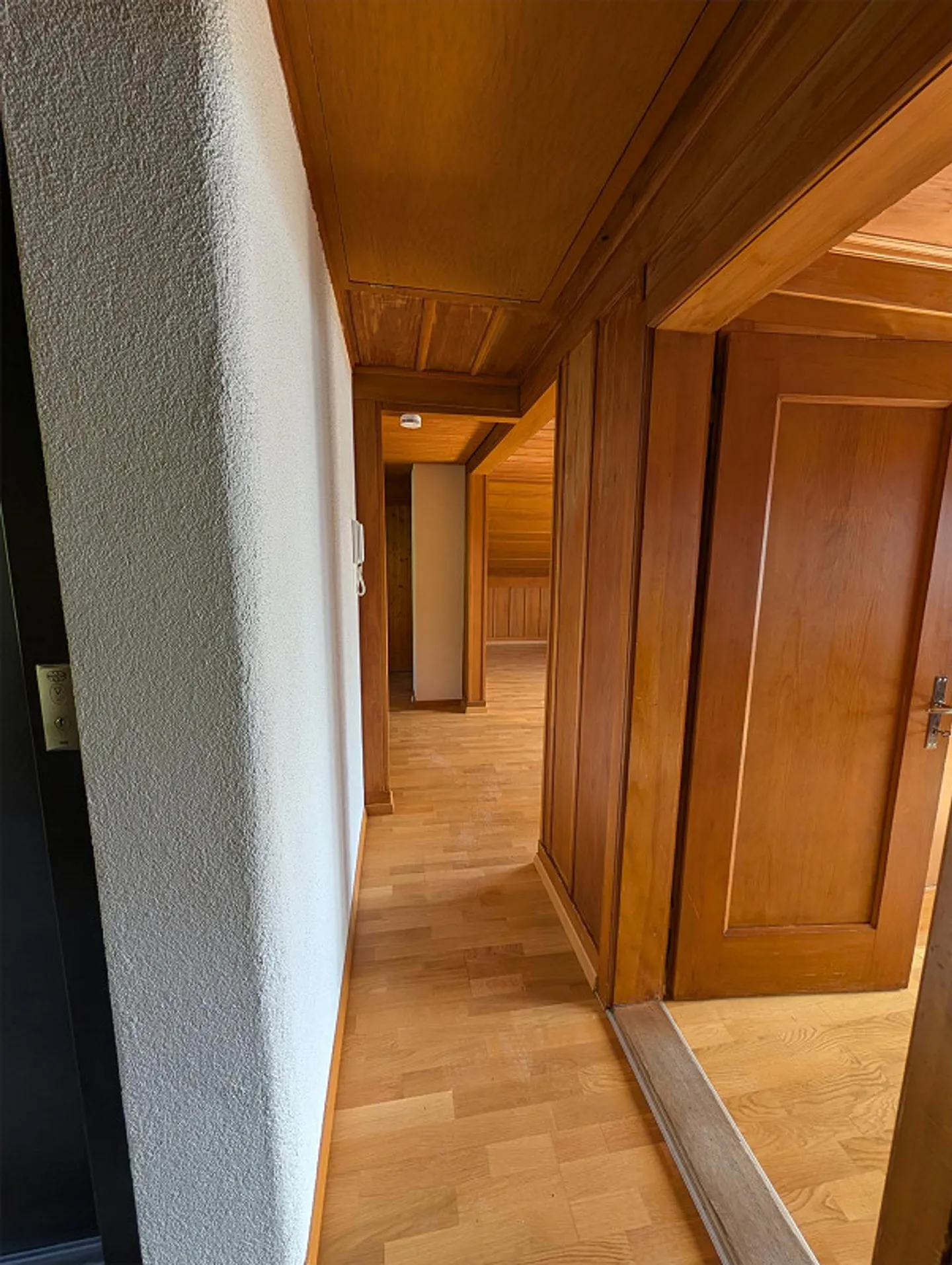 Charming 2.5-room attic apartment with stunning lake and mountain views - Photo 6 of 22