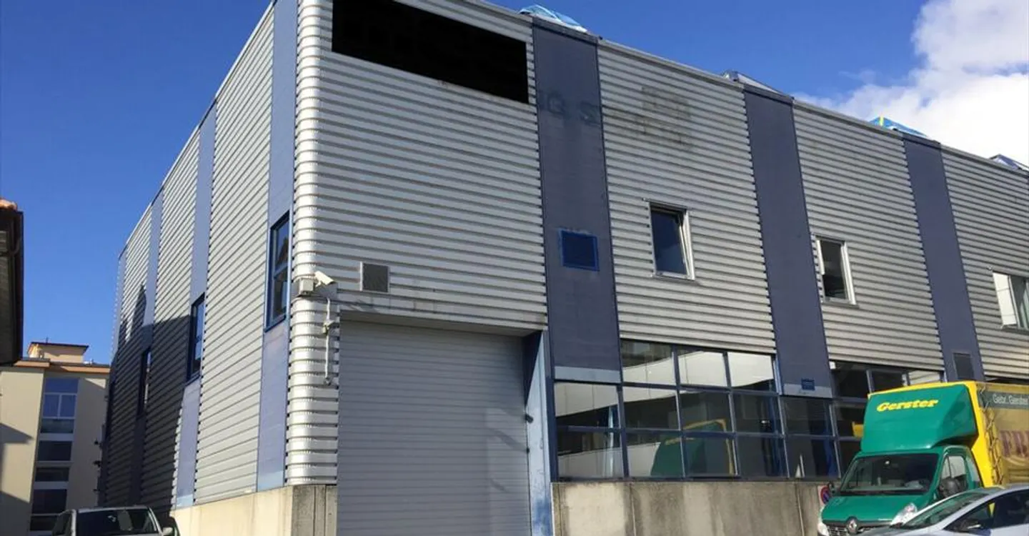 Al confine di Neuchâtel - Capannone industriale di 2.500m2 - Foto 1 di 3