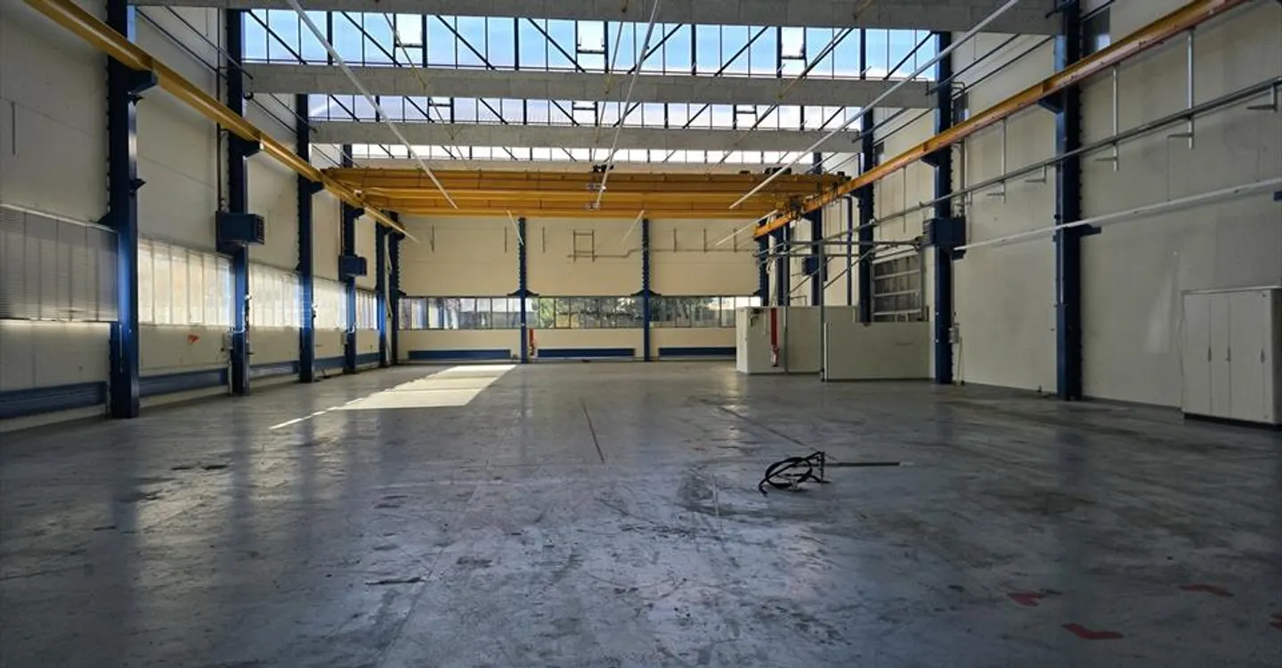 Al confine di Neuchâtel - Capannone industriale di 2.500m2 - Foto 2 di 3