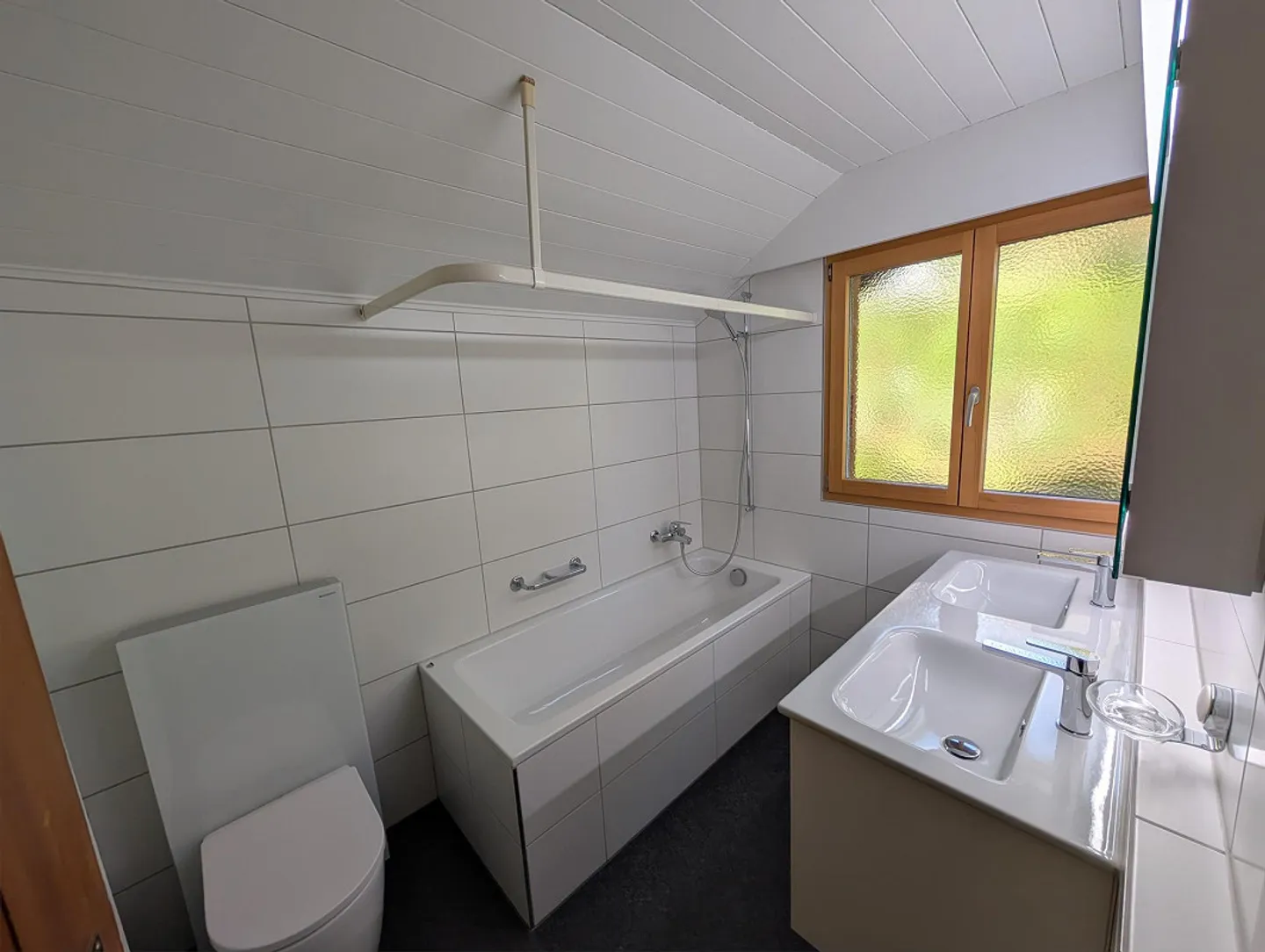 Charming 2.5-room attic apartment with stunning lake and mountain views - Photo 8 of 22