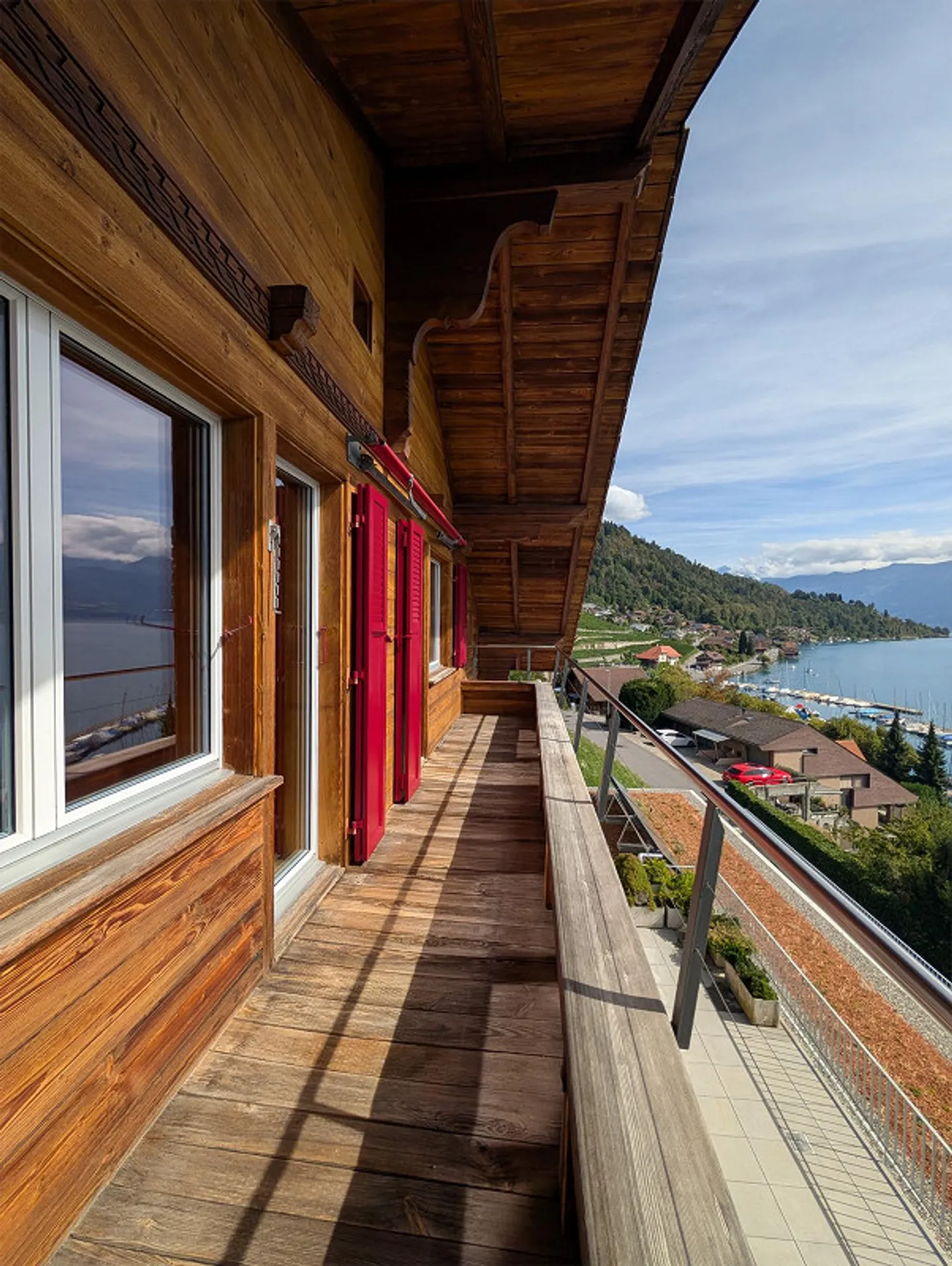 Charming 2.5-room attic apartment with stunning lake and mountain views - Photo 2 of 22