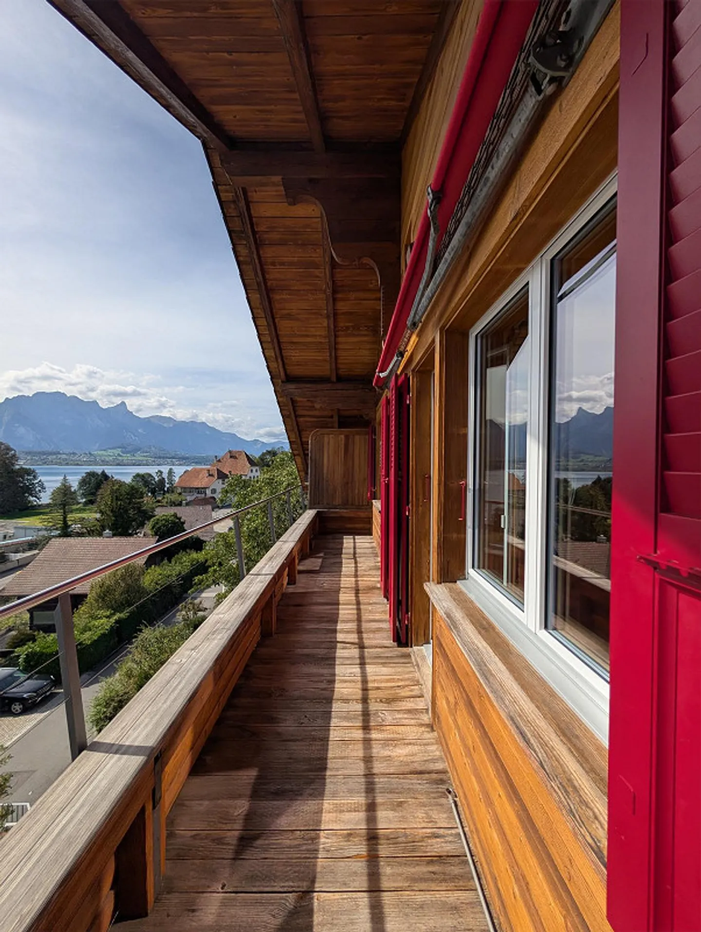Charming 2.5-room attic apartment with stunning lake and mountain views - Photo 3 of 22