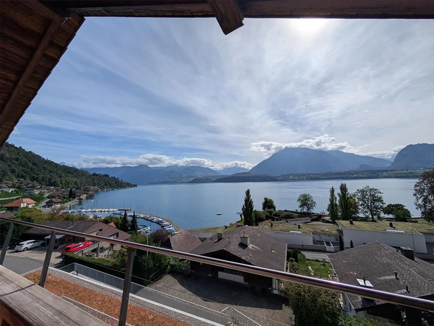Charming 2.5-room attic apartment with stunning lake and mountain views - Photo 4 of 22