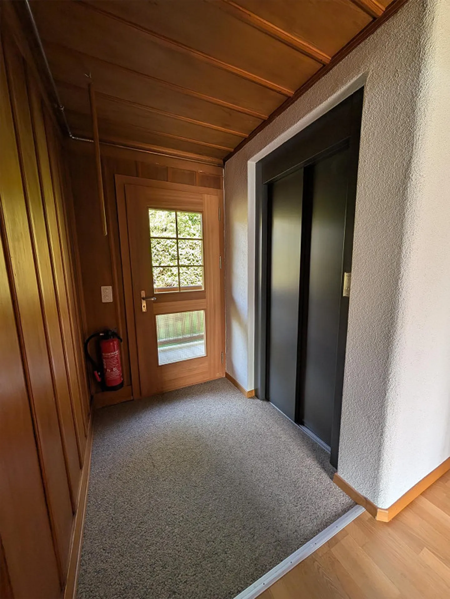 Charming 2.5-room attic apartment with stunning lake and mountain views - Photo 5 of 22