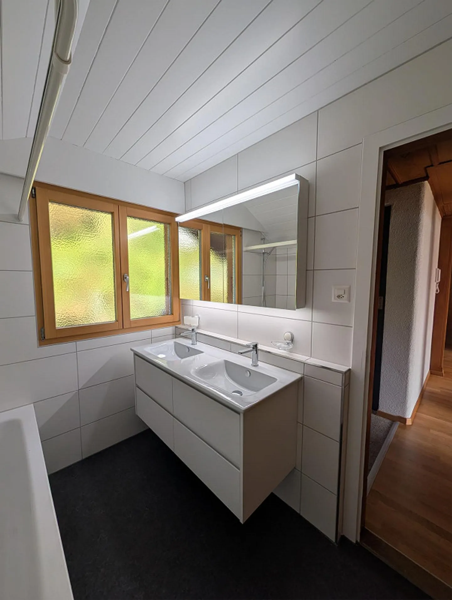 Charming 2.5-room attic apartment with stunning lake and mountain views - Photo 9 of 22