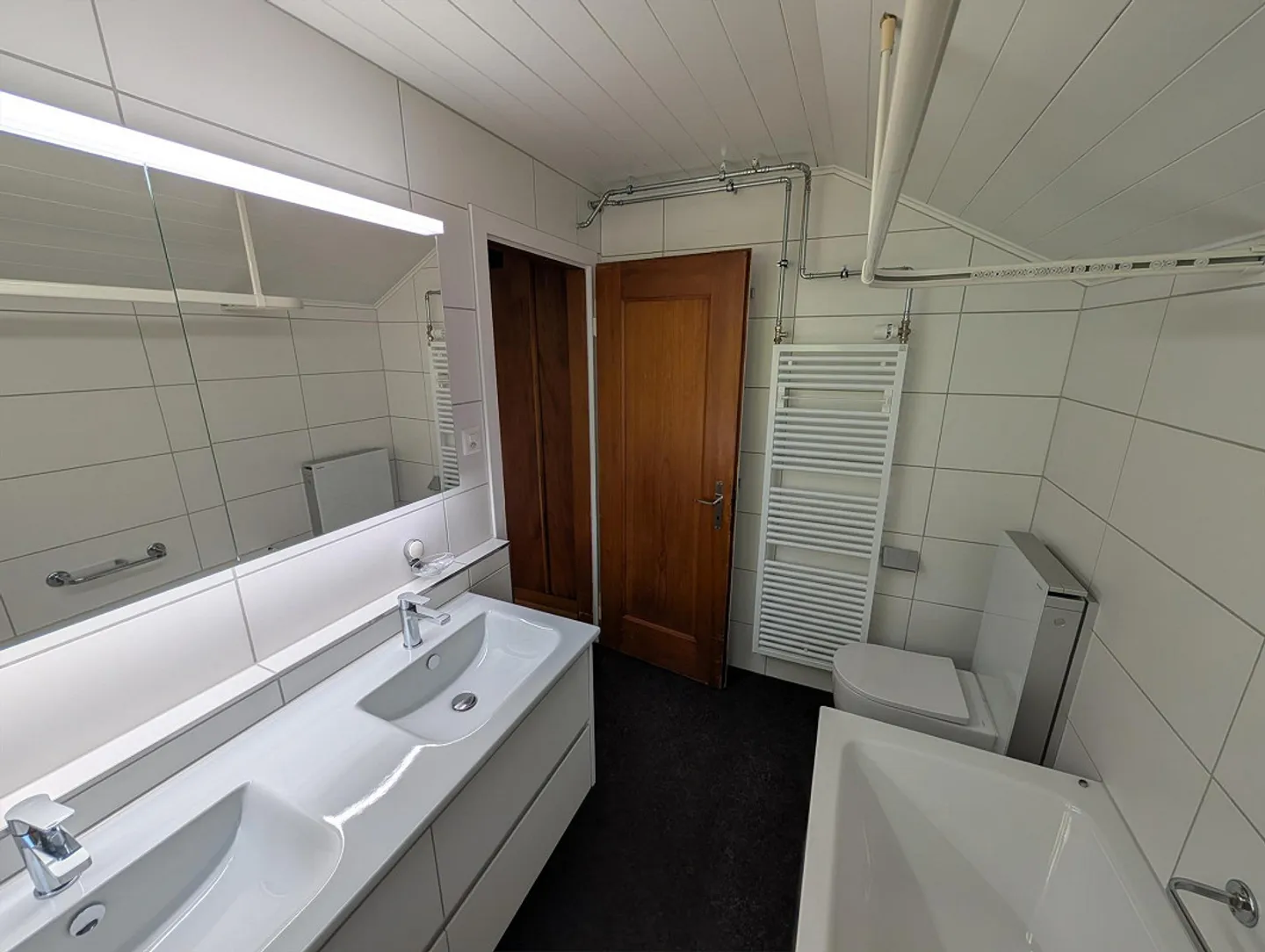 Charming 2.5-room attic apartment with stunning lake and mountain views - Photo 10 of 22