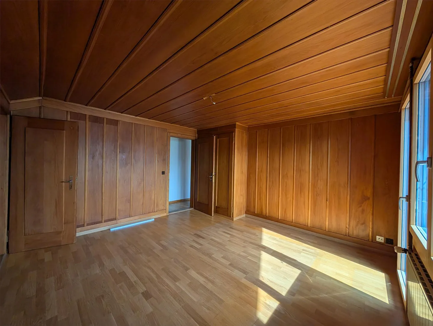 Charming 2.5-room attic apartment with stunning lake and mountain views - Photo 11 of 22