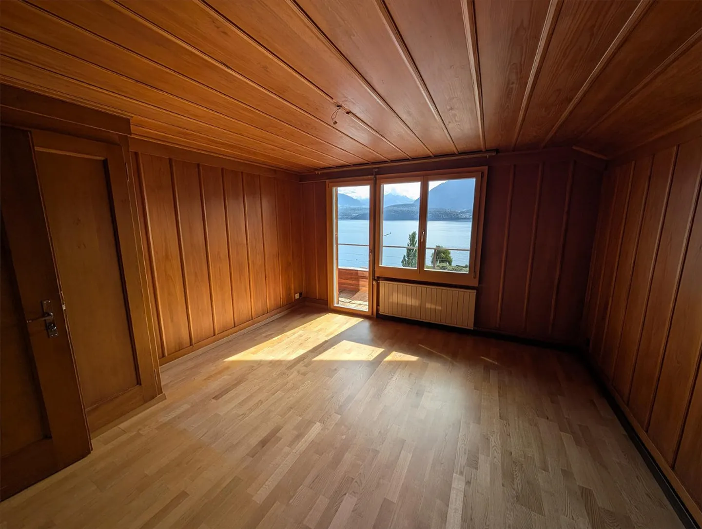 Charming 2.5-room attic apartment with stunning lake and mountain views - Photo 12 of 22