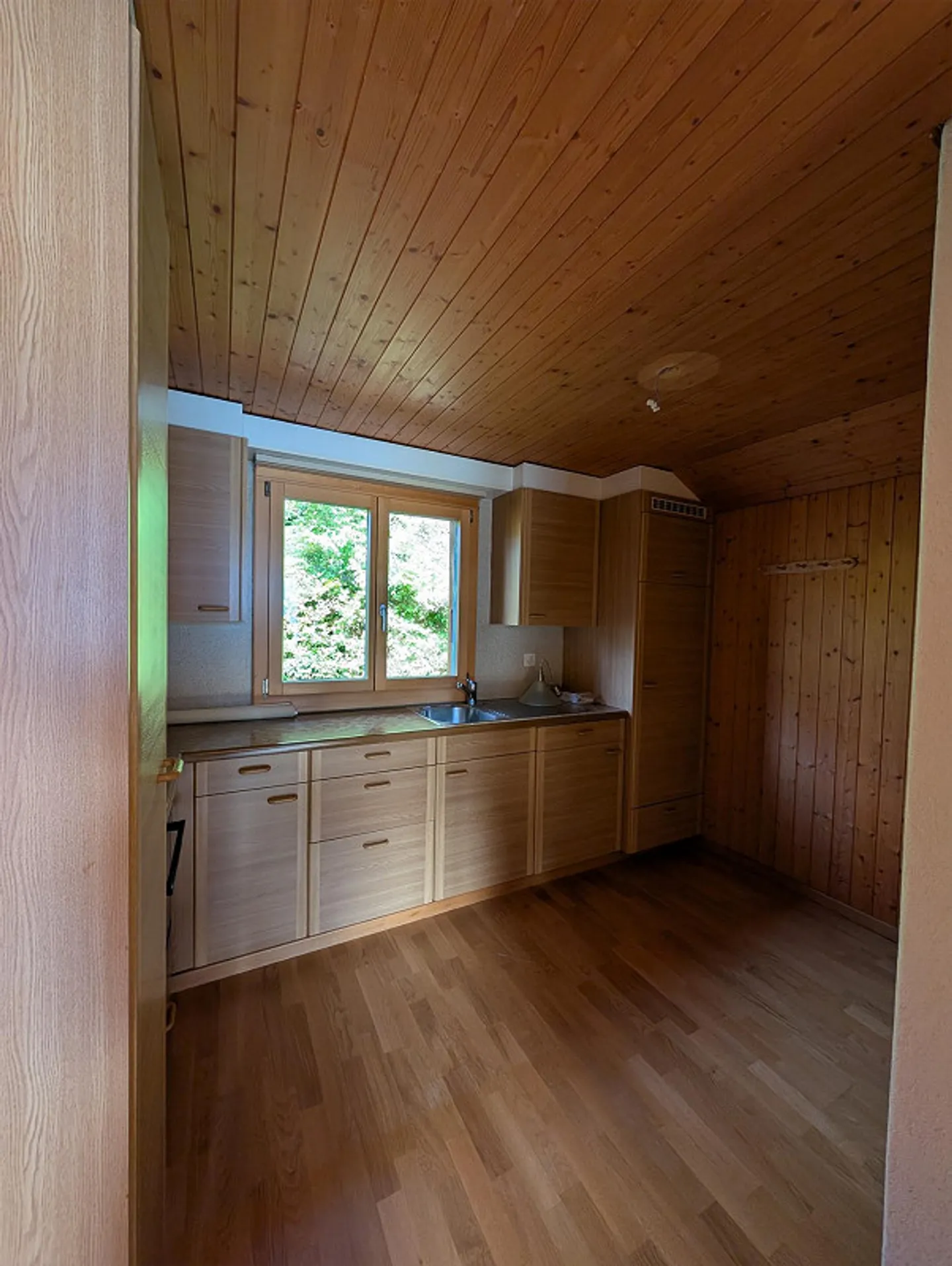 Charming 2.5-room attic apartment with stunning lake and mountain views - Photo 16 of 22
