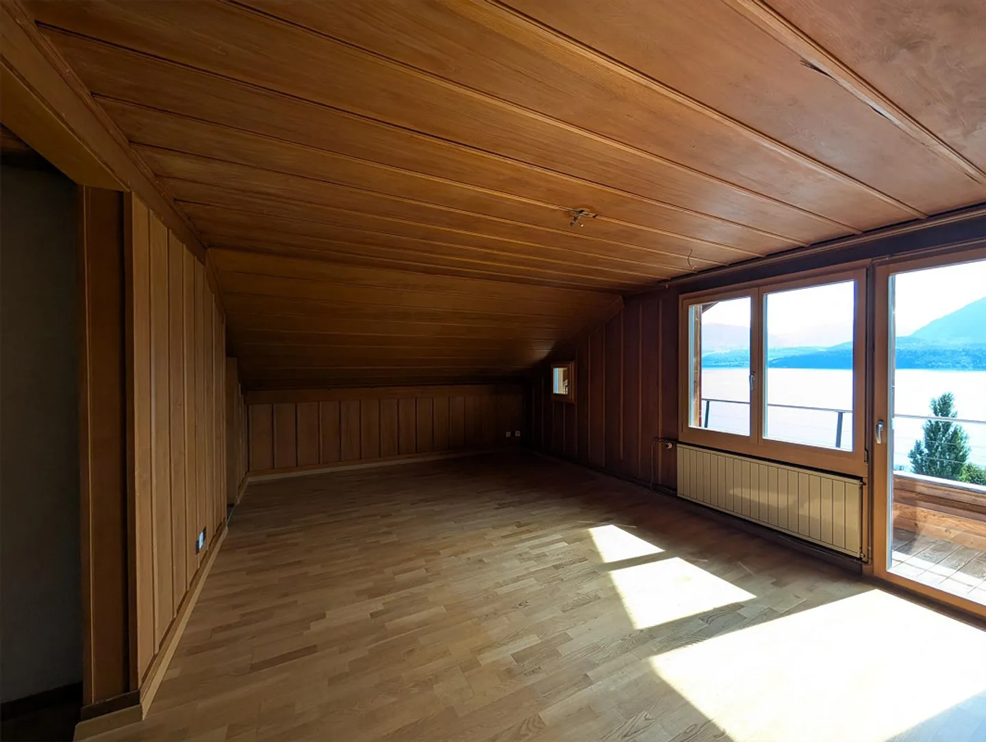 Charming 2.5-room attic apartment with stunning lake and mountain views - Photo 17 of 22