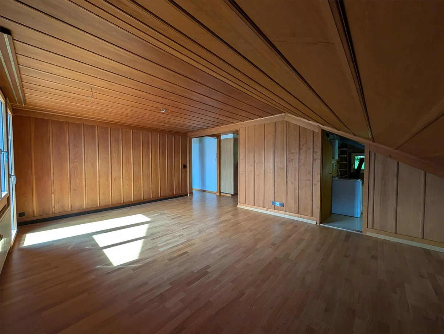 Charming 2.5-room attic apartment with stunning lake and mountain views - Photo 18 of 22