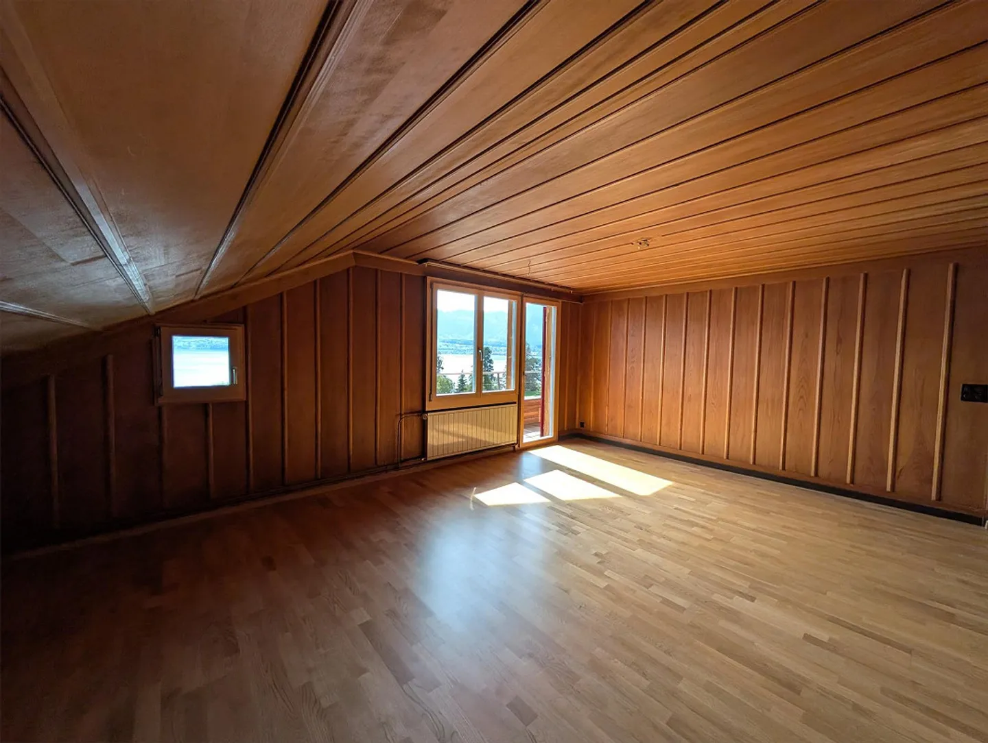 Charming 2.5-room attic apartment with stunning lake and mountain views - Photo 19 of 22