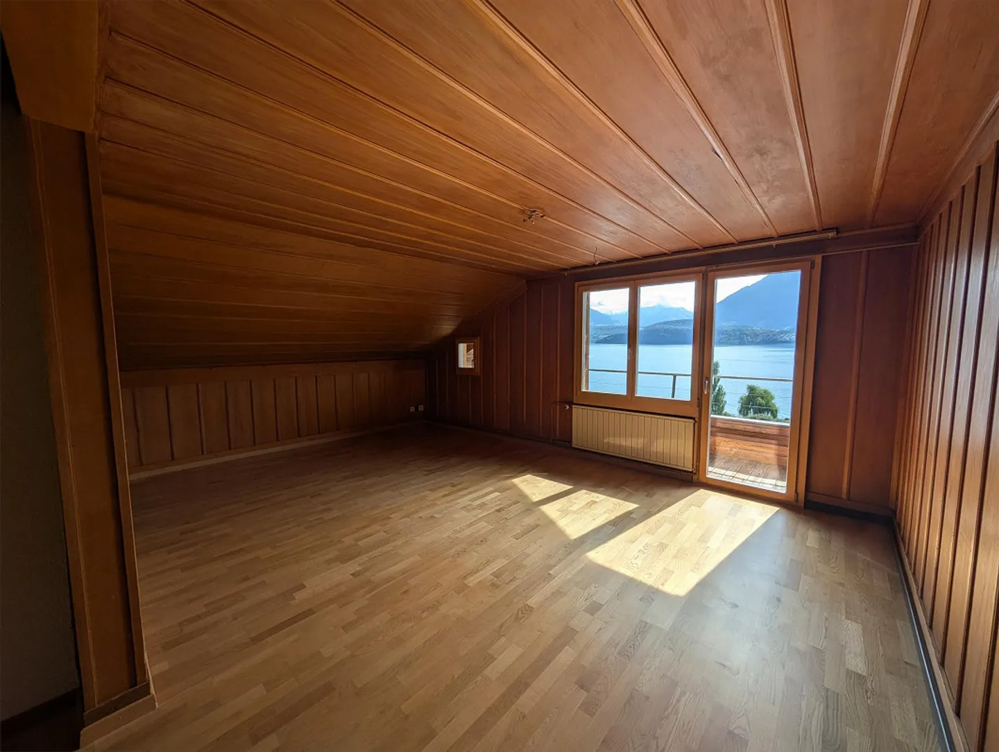 Charming 2.5-room attic apartment with stunning lake and mountain views - Photo 20 of 22