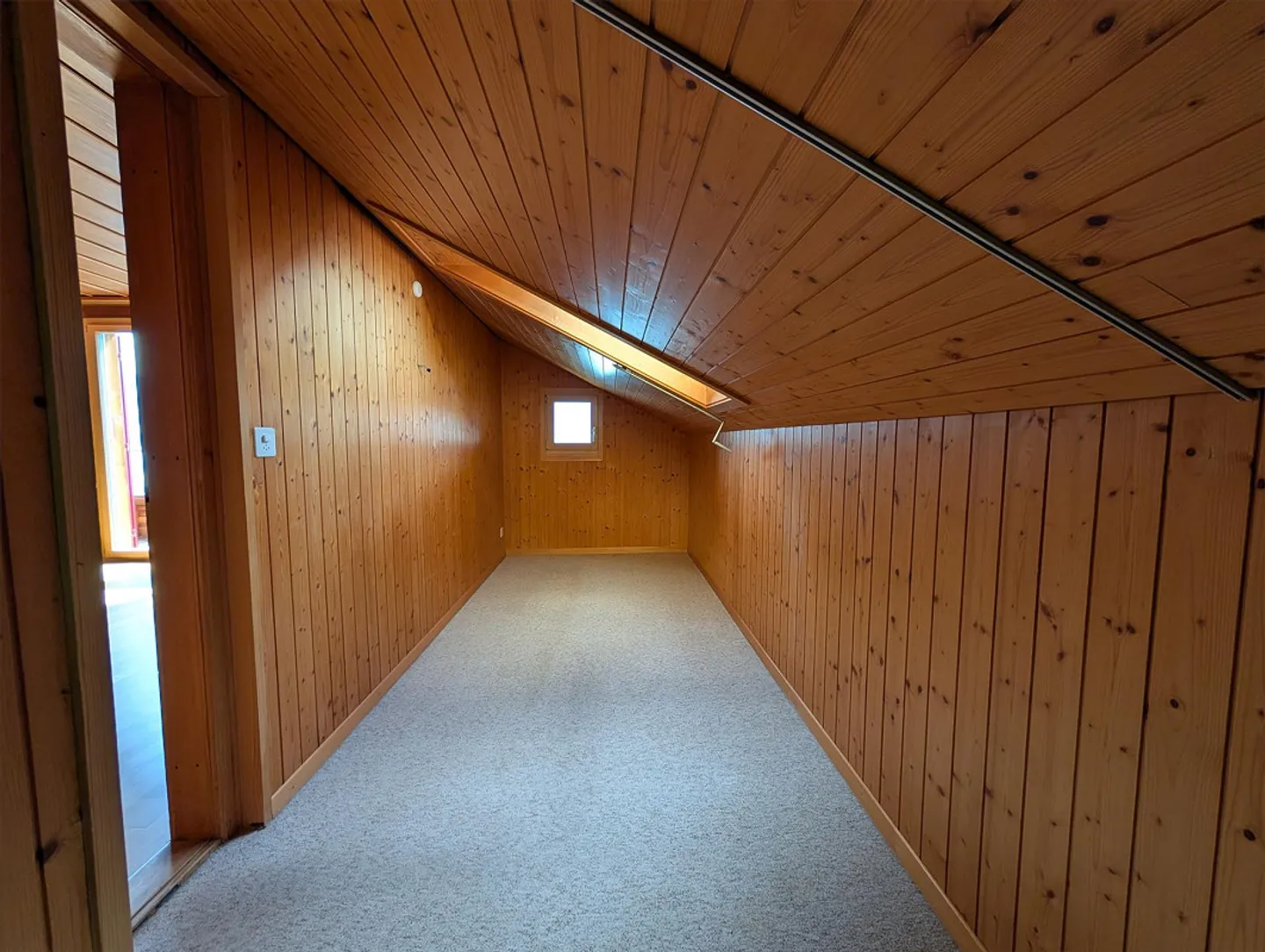 Charming 2.5-room attic apartment with stunning lake and mountain views - Photo 14 of 22