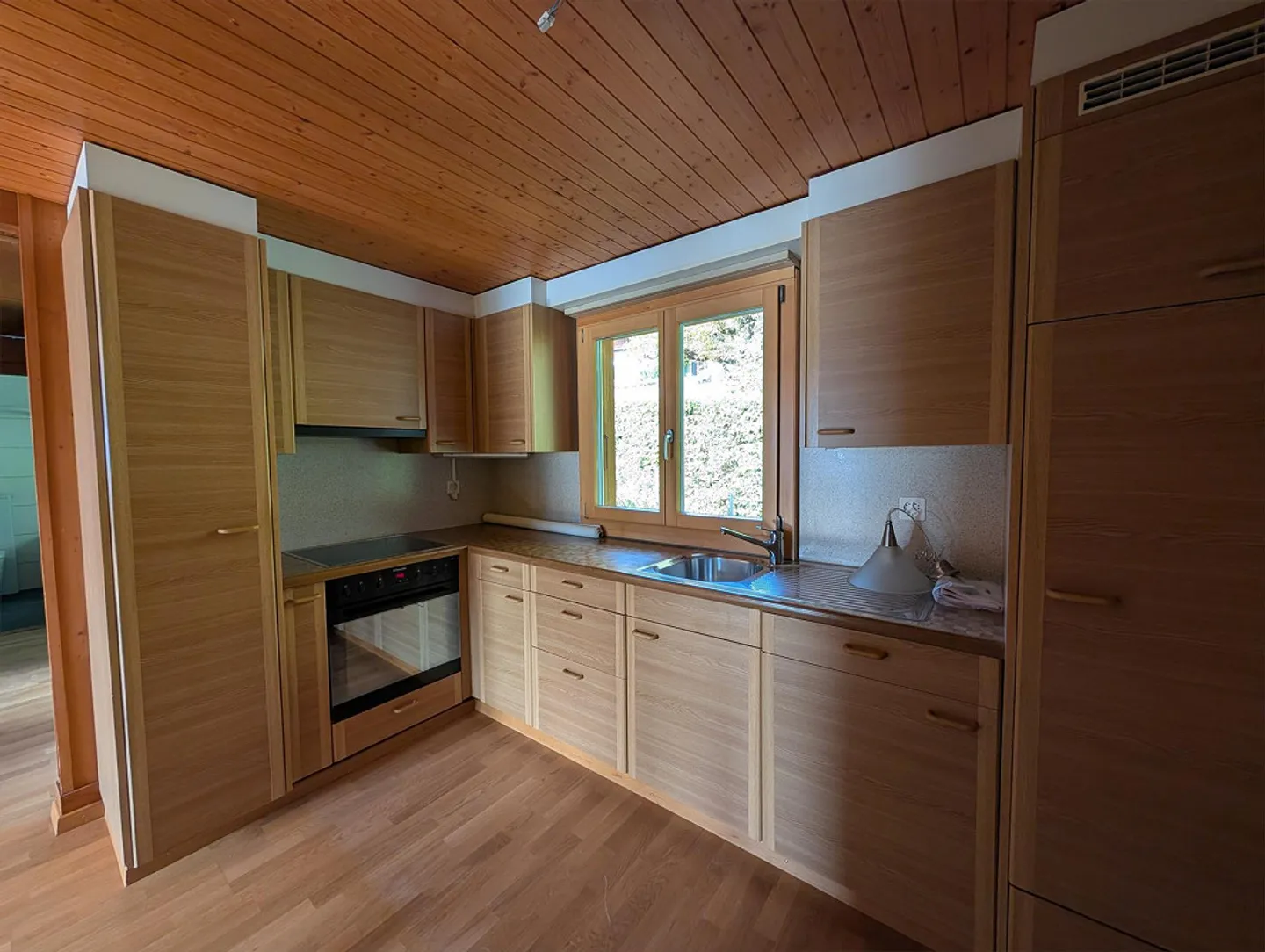 Charming 2.5-room attic apartment with stunning lake and mountain views - Photo 15 of 22