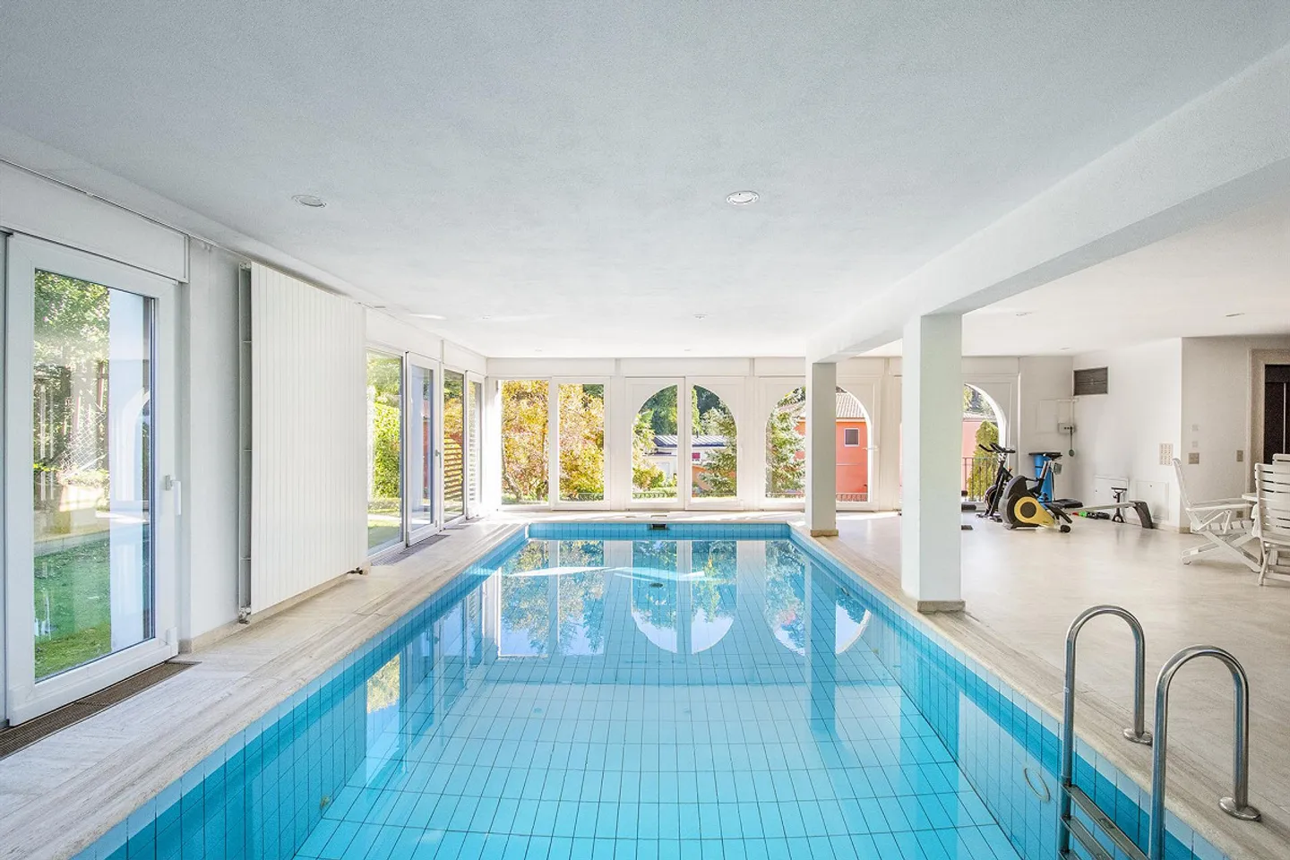 Bright and Comfortable Apartment in a Quiet Location with Pool - Photo 8 of 10