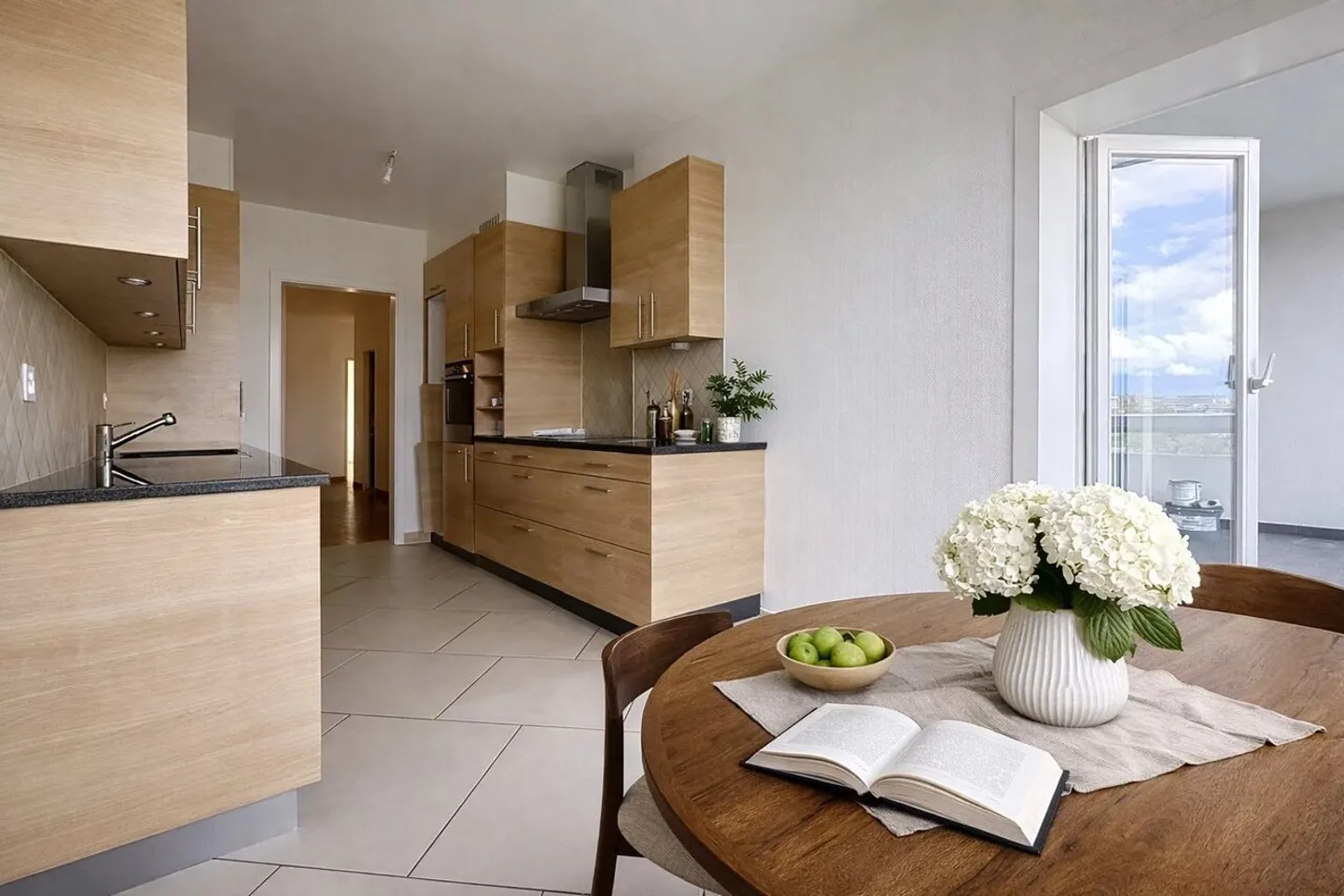Stunning 4-room apartment with a view of the Jet d'Eau - Photo 3 of 11