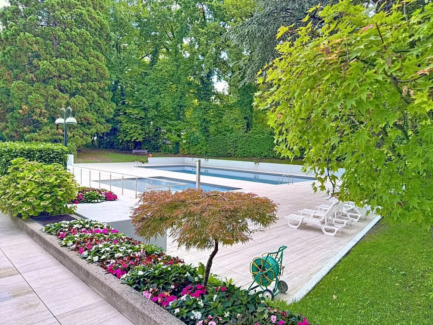 Stunning 4-room apartment with a view of the Jet d'Eau - Photo 10 of 11
