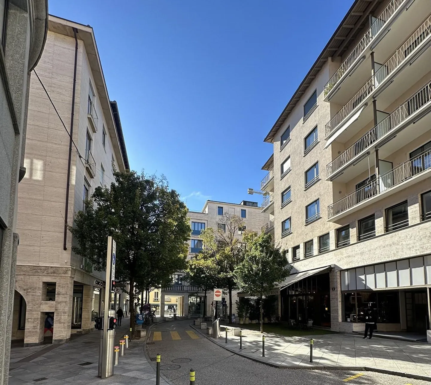 Central furnished apartment with balcony for rent - Photo 4 of 8