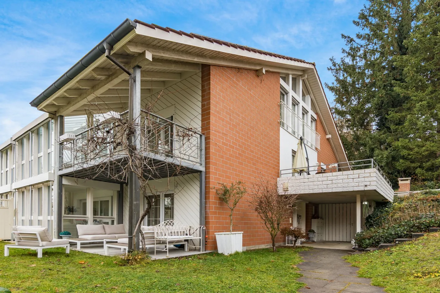 Bijou résidentiel exclusif à Lyss : Maison individuelle jumelée magnifiquement rénovée avec potentiel pour une maison intergénérationnelle ! - Photo 2 sur 26