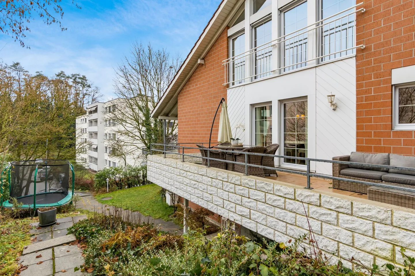 Bijou résidentiel exclusif à Lyss : Maison individuelle jumelée magnifiquement rénovée avec potentiel pour une maison intergénérationnelle ! - Photo 3 sur 26