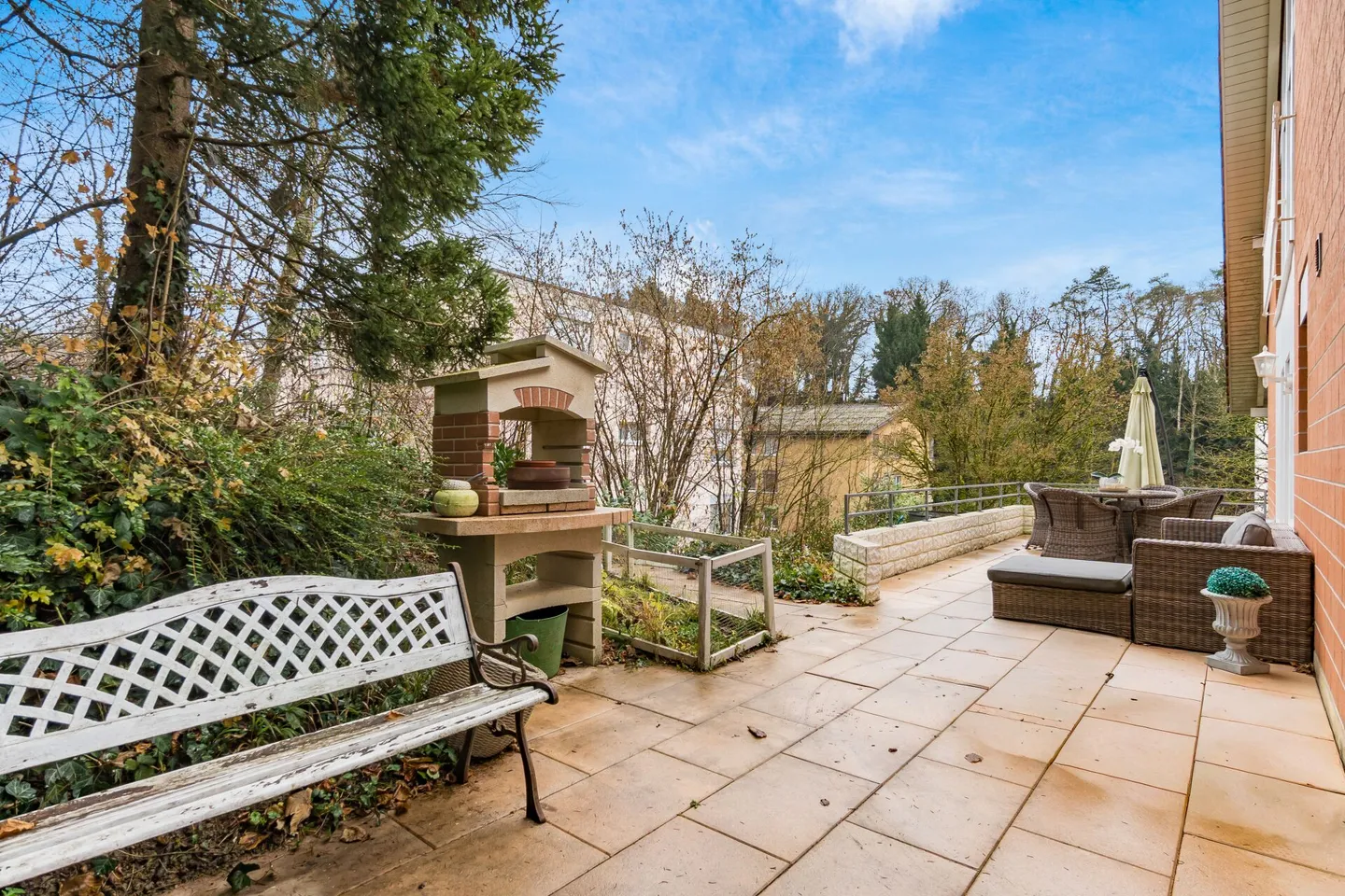 Bijou résidentiel exclusif à Lyss : Maison individuelle jumelée magnifiquement rénovée avec potentiel pour une maison intergénérationnelle ! - Photo 25 sur 26