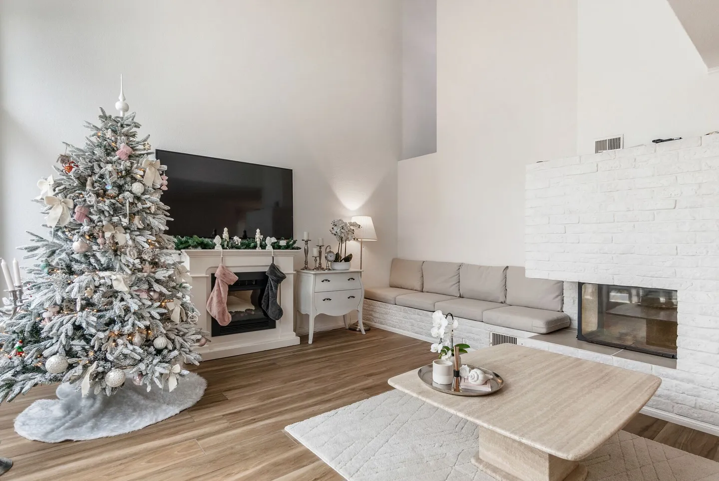 Bijou résidentiel exclusif à Lyss : Maison individuelle jumelée magnifiquement rénovée avec potentiel pour une maison intergénérationnelle ! - Photo 4 sur 26