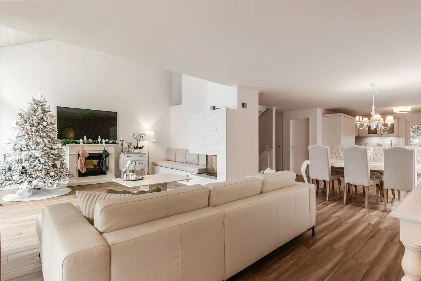 Bijou résidentiel exclusif à Lyss : Maison individuelle jumelée magnifiquement rénovée avec potentiel pour une maison intergénérationnelle ! - Photo 6 sur 26