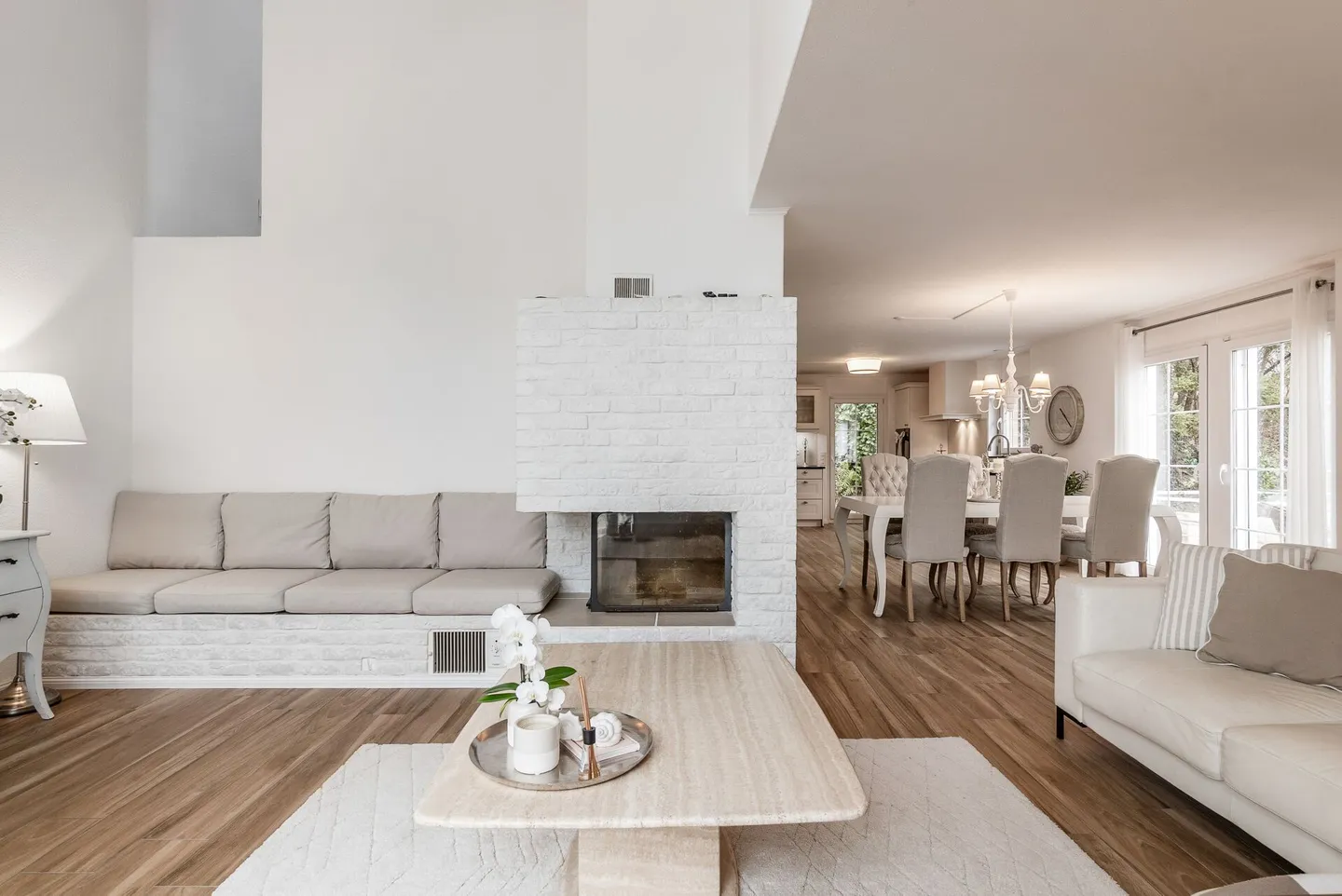 Bijou résidentiel exclusif à Lyss : Maison individuelle jumelée magnifiquement rénovée avec potentiel pour une maison intergénérationnelle ! - Photo 5 sur 26