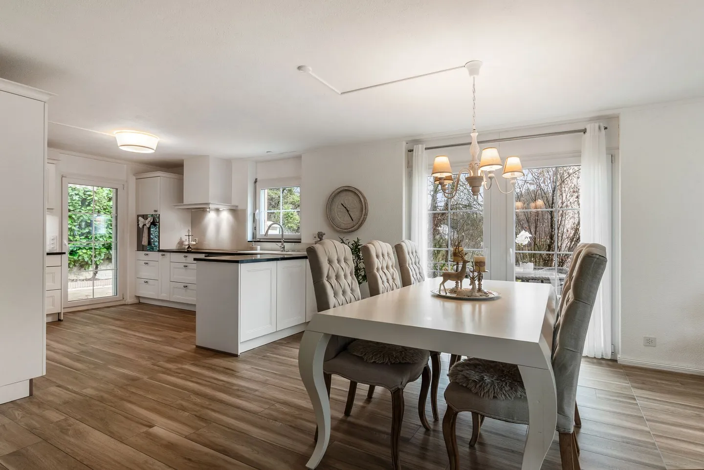 Bijou résidentiel exclusif à Lyss : Maison individuelle jumelée magnifiquement rénovée avec potentiel pour une maison intergénérationnelle ! - Photo 8 sur 26