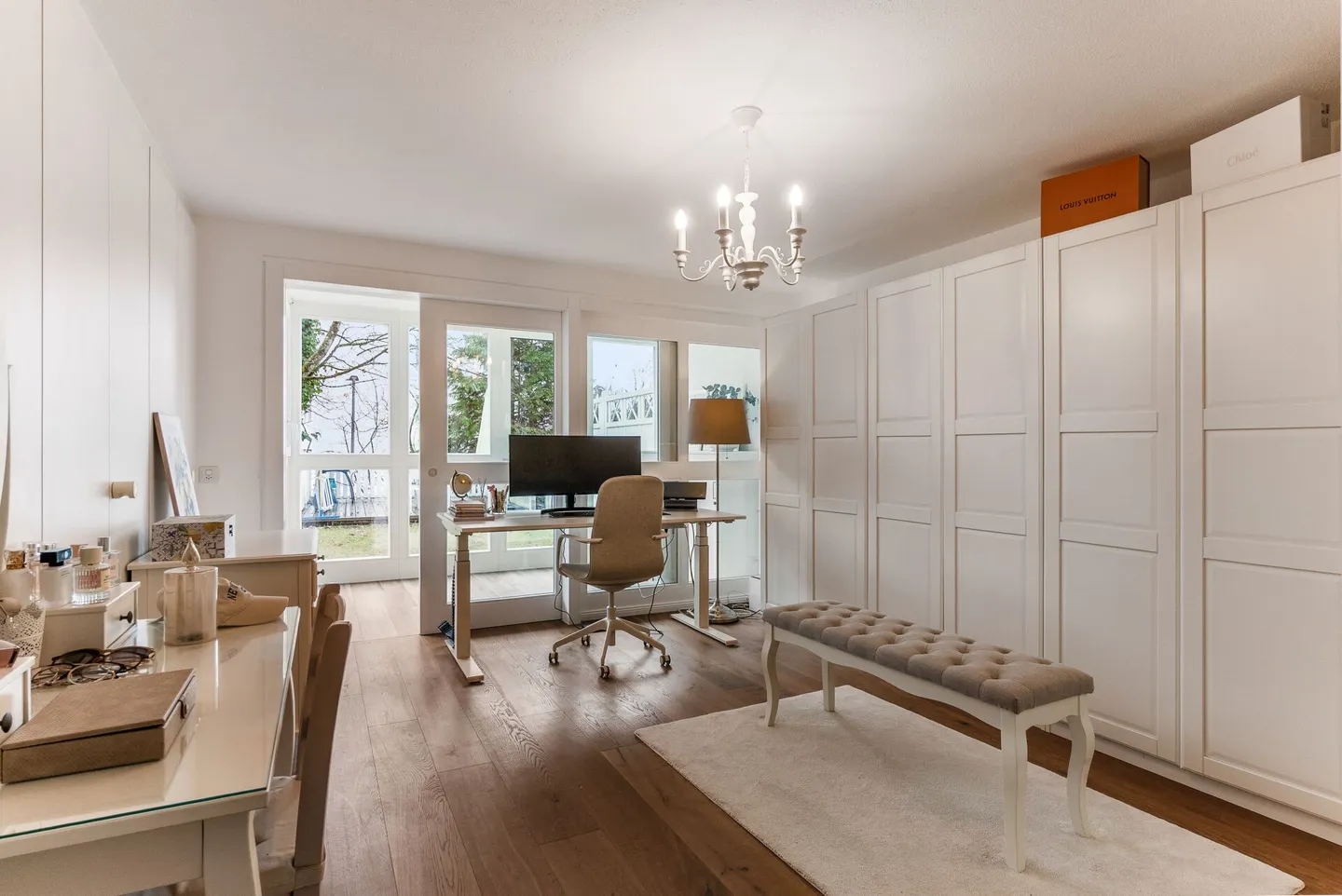 Bijou résidentiel exclusif à Lyss : Maison individuelle jumelée magnifiquement rénovée avec potentiel pour une maison intergénérationnelle ! - Photo 9 sur 26