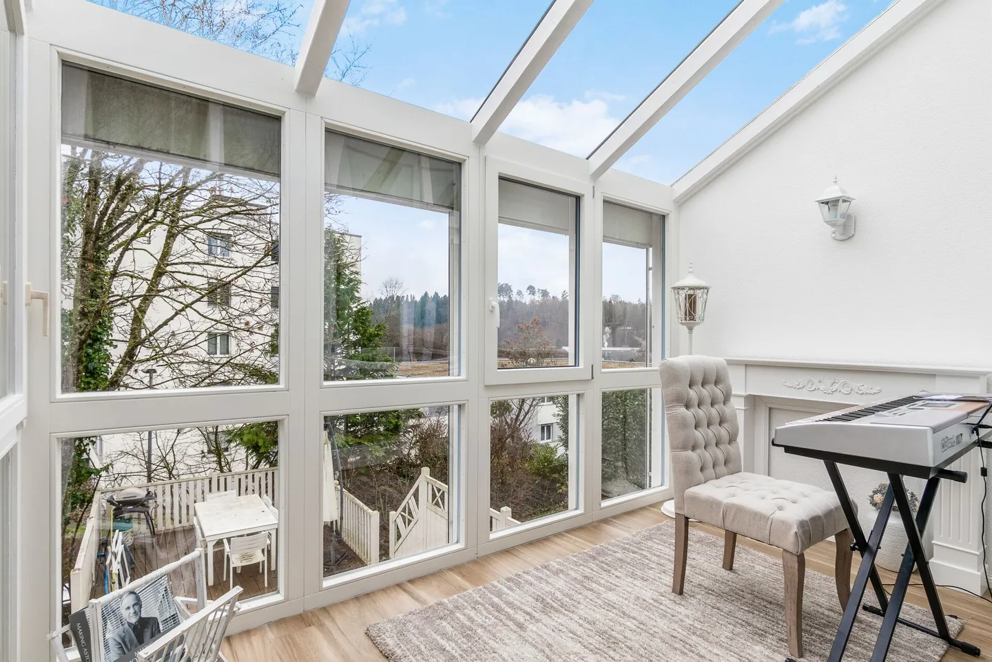 Bijou résidentiel exclusif à Lyss : Maison individuelle jumelée magnifiquement rénovée avec potentiel pour une maison intergénérationnelle ! - Photo 10 sur 26