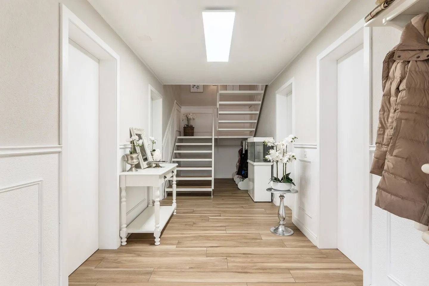 Bijou résidentiel exclusif à Lyss : Maison individuelle jumelée magnifiquement rénovée avec potentiel pour une maison intergénérationnelle ! - Photo 11 sur 26