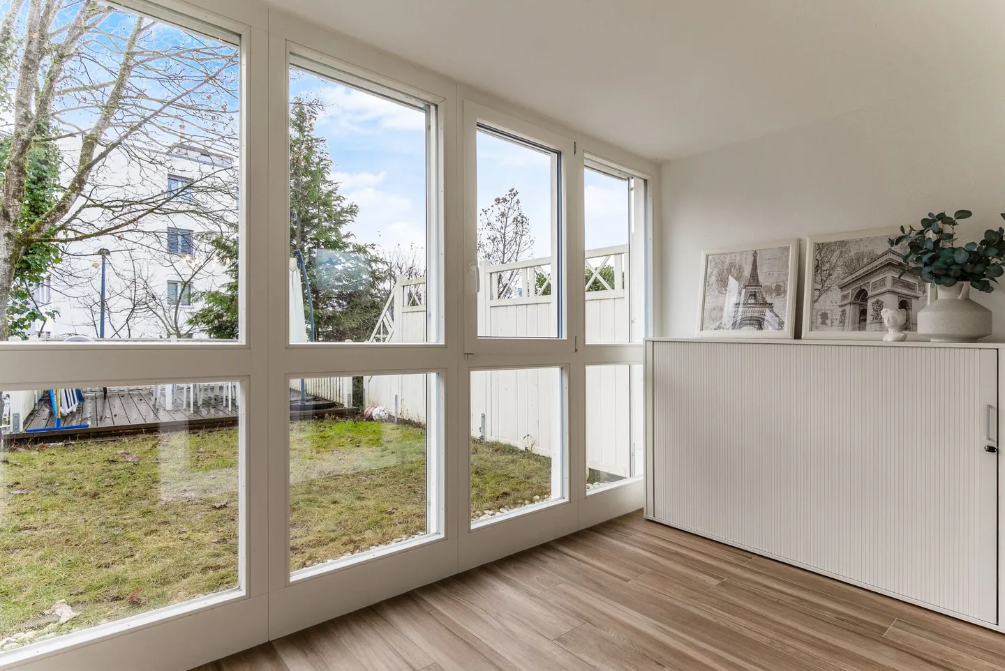 Bijou résidentiel exclusif à Lyss : Maison individuelle jumelée magnifiquement rénovée avec potentiel pour une maison intergénérationnelle ! - Photo 13 sur 26