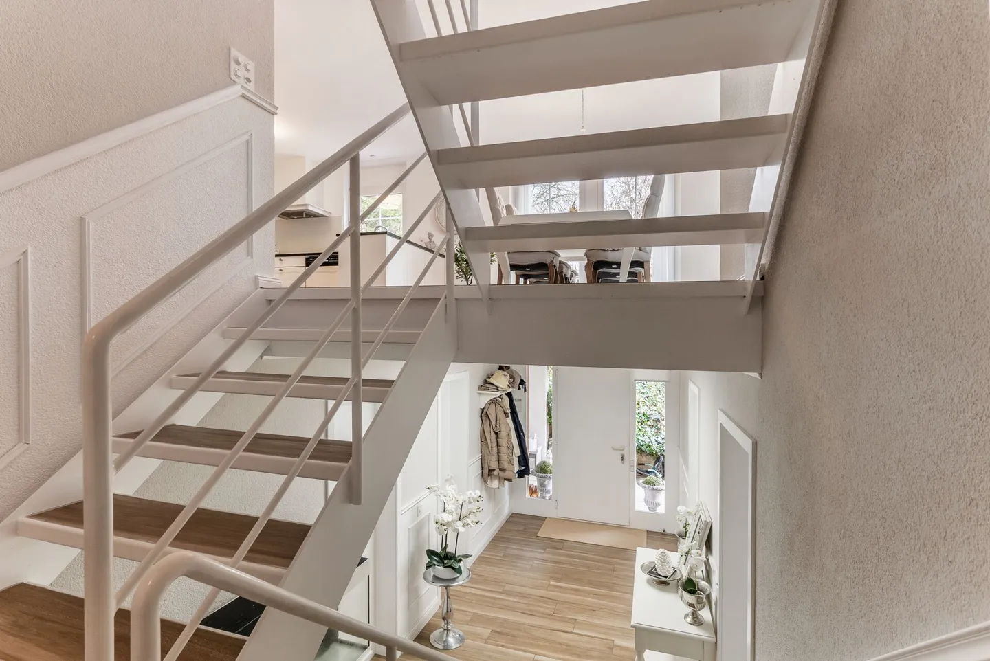 Bijou résidentiel exclusif à Lyss : Maison individuelle jumelée magnifiquement rénovée avec potentiel pour une maison intergénérationnelle ! - Photo 15 sur 26