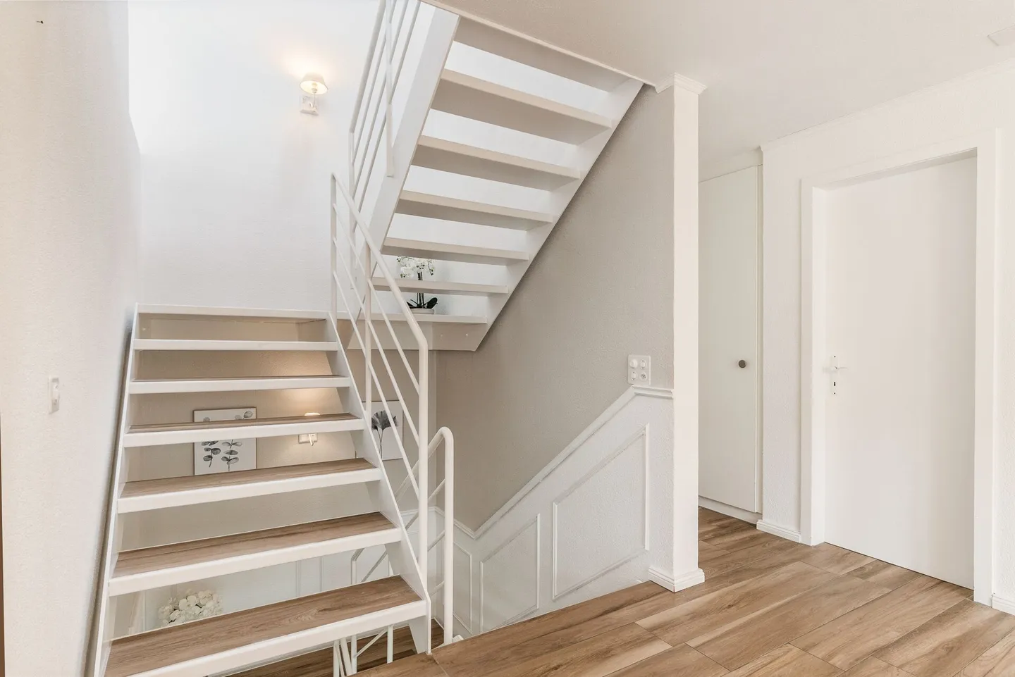 Bijou résidentiel exclusif à Lyss : Maison individuelle jumelée magnifiquement rénovée avec potentiel pour une maison intergénérationnelle ! - Photo 16 sur 26