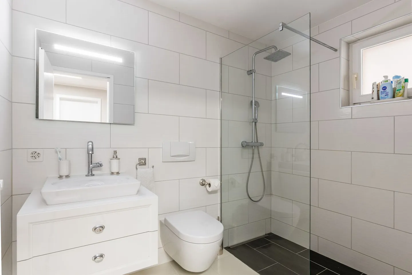 Bijou résidentiel exclusif à Lyss : Maison individuelle jumelée magnifiquement rénovée avec potentiel pour une maison intergénérationnelle ! - Photo 17 sur 26