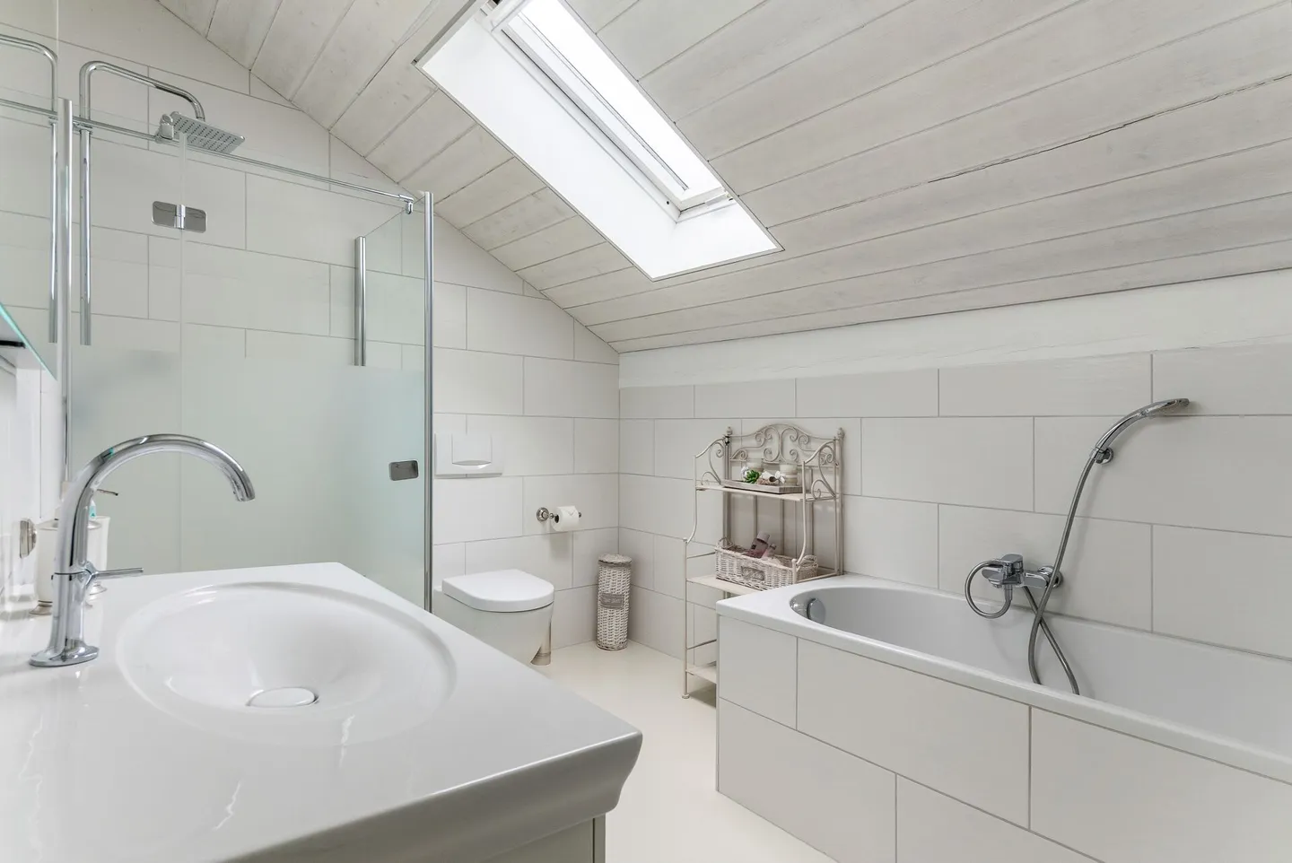 Bijou résidentiel exclusif à Lyss : Maison individuelle jumelée magnifiquement rénovée avec potentiel pour une maison intergénérationnelle ! - Photo 19 sur 26