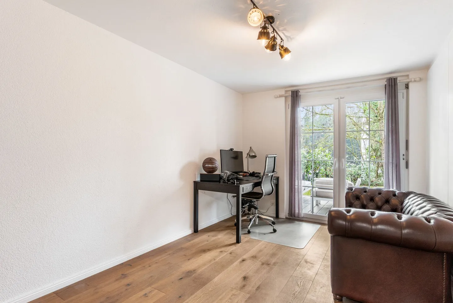 Bijou résidentiel exclusif à Lyss : Maison individuelle jumelée magnifiquement rénovée avec potentiel pour une maison intergénérationnelle ! - Photo 23 sur 26