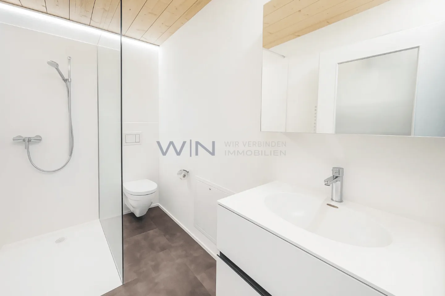 Farmhouse ensemble with development opportunity - live & invest. - Photo 7 of 9