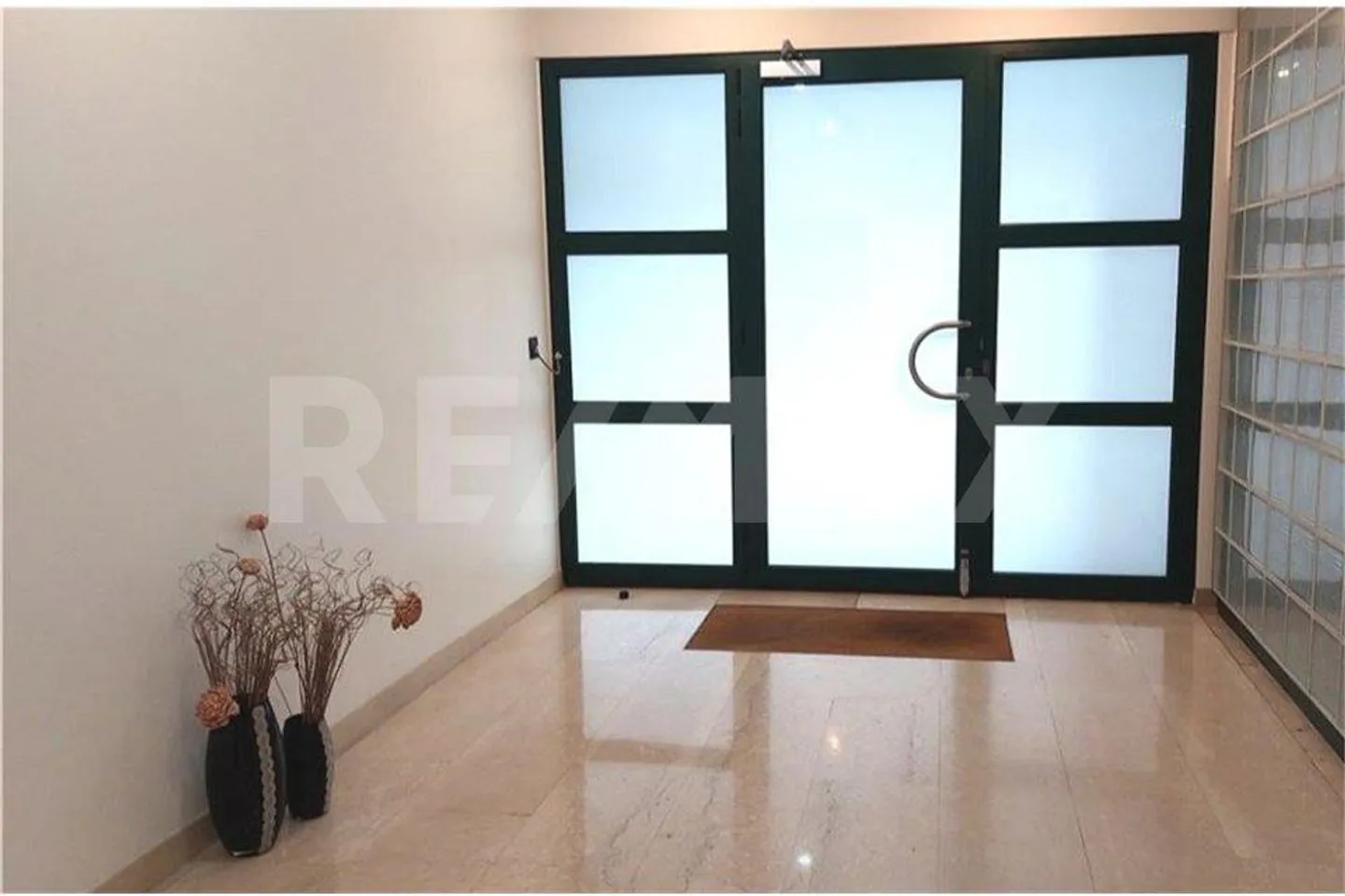 Bright and renovated 2.5-room apartment with terrace - Photo 10 of 11