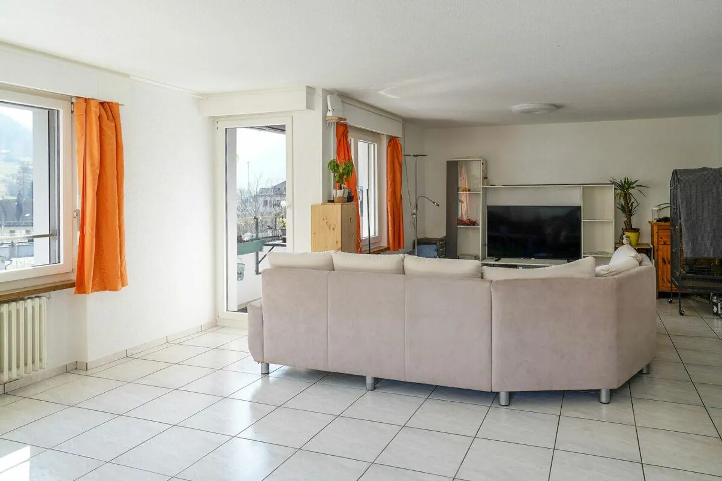 Cozy 4-room apartment - centrally located in Schwanden - Photo 2 of 12