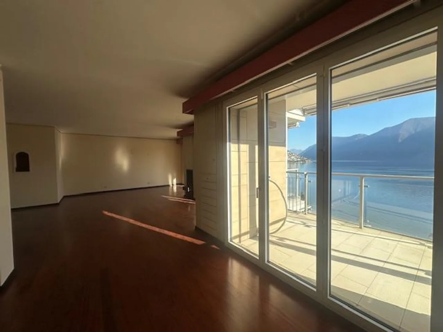 Appartement élégant de 5 pièces avec vue sur le lac à Lugano - Photo 4 sur 4