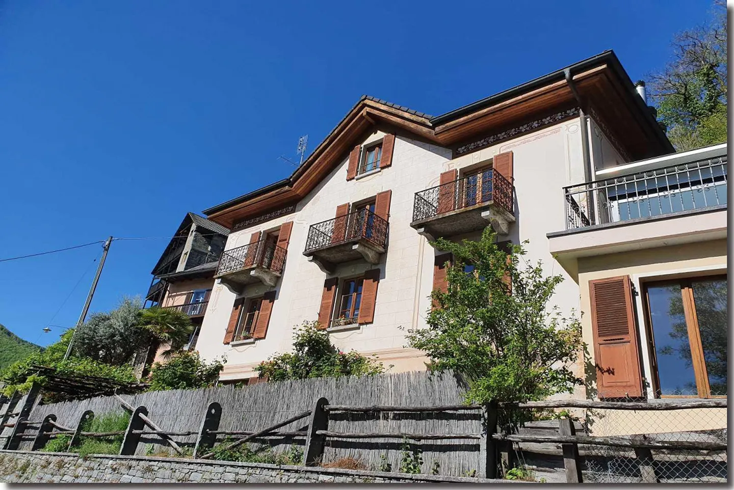 Historical building and detached house - Photo 27 of 28